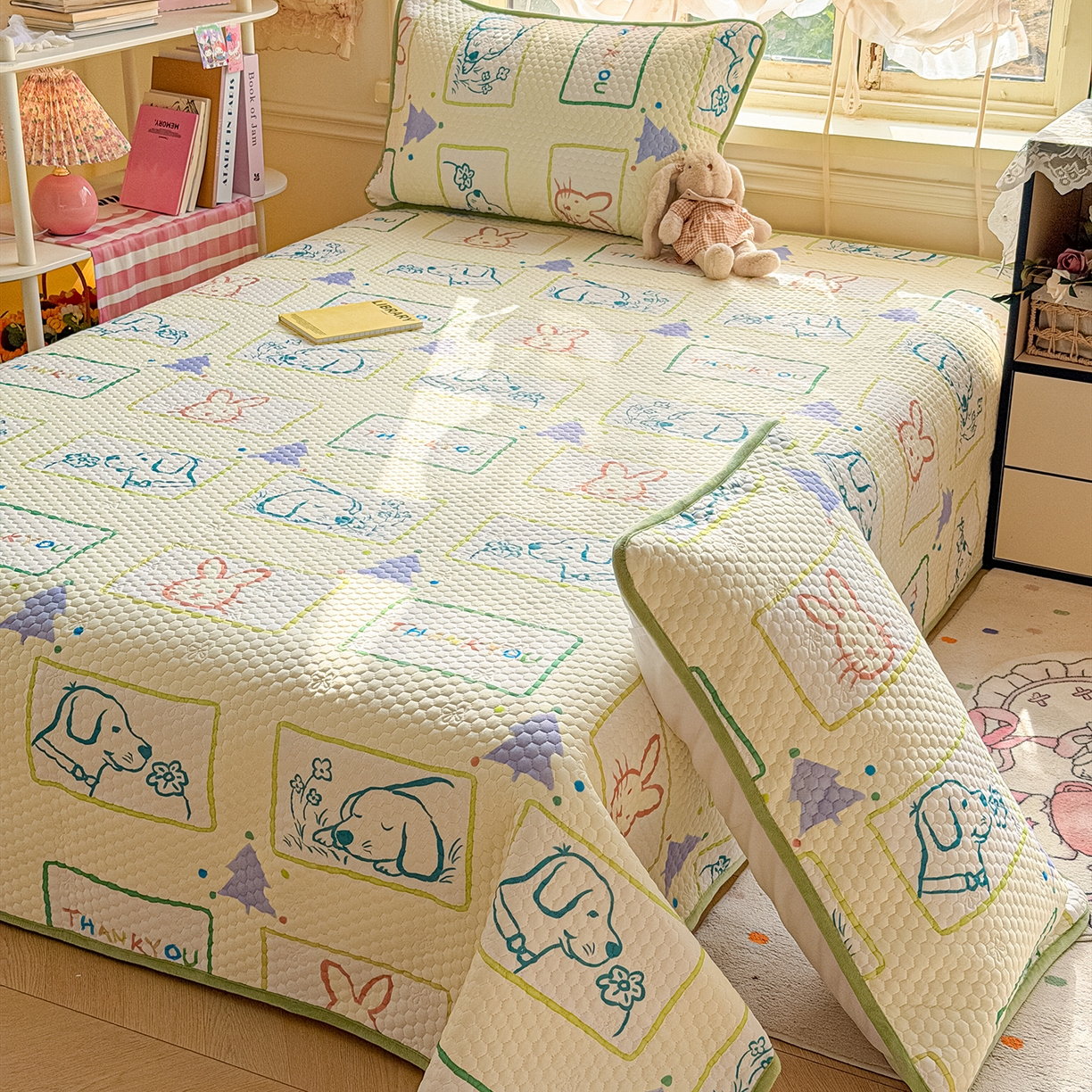 91家纺网 家纺一手货源 找家纺 宜家坊 2026新款金豆豆床盖A类针织棉印花大版卡通床盖三四件套 兔兔和狗