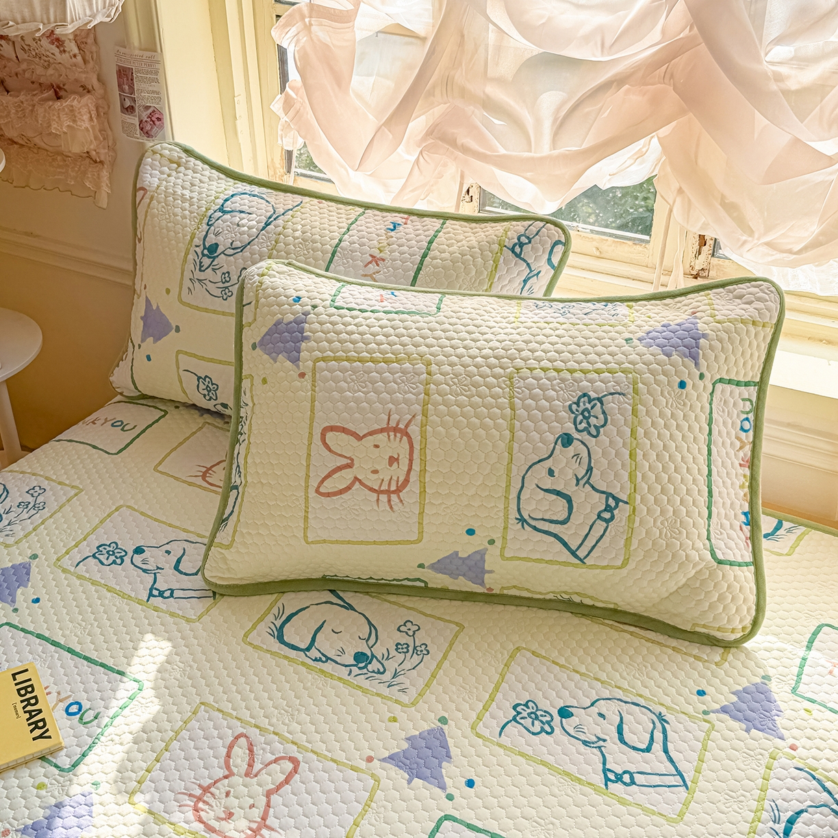 91家纺网 家纺一手货源 找家纺 宜家坊 2026新款金豆豆床盖A类针织棉印花大版卡通床盖三四件套 兔兔和狗