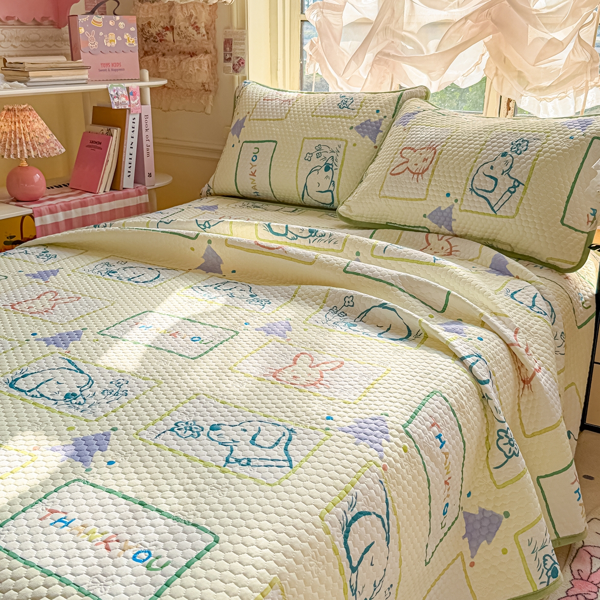 91家纺网 家纺一手货源 找家纺 宜家坊 2026新款金豆豆床盖A类针织棉印花大版卡通床盖三四件套 兔兔和狗