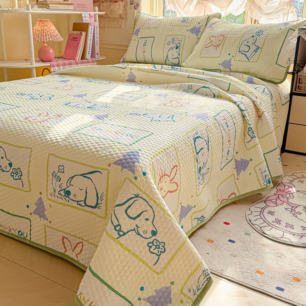 91家纺网 家纺一手货源 找家纺 宜家坊 2026新款金豆豆床盖A类针织棉印花大版卡通床盖三四件套 兔兔和狗