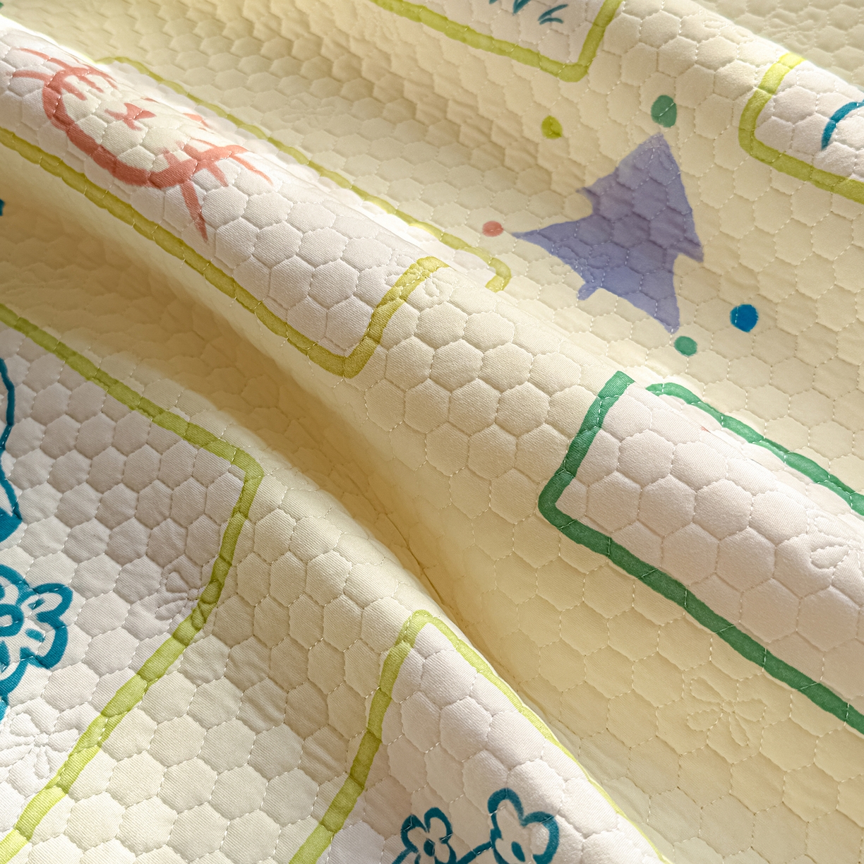 91家纺网 家纺一手货源 找家纺 宜家坊 2026新款金豆豆床盖A类针织棉印花大版卡通床盖三四件套 兔兔和狗