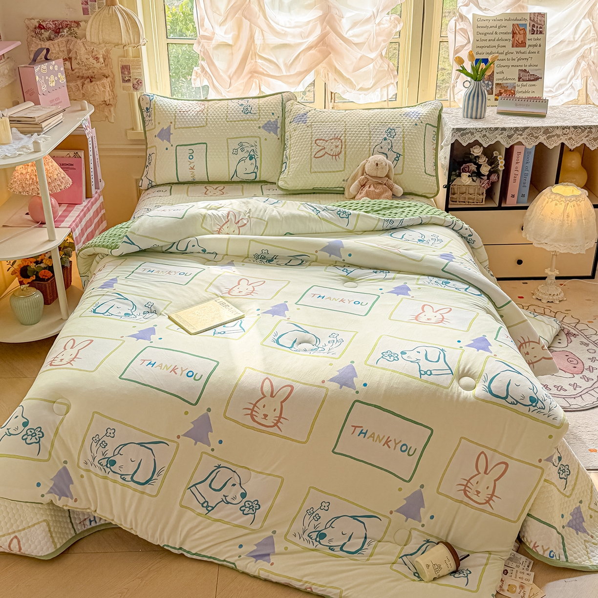 91家纺网 家纺一手货源 找家纺 宜家坊 2026新款金豆豆床盖A类针织棉印花大版卡通床盖三四件套 兔兔和狗