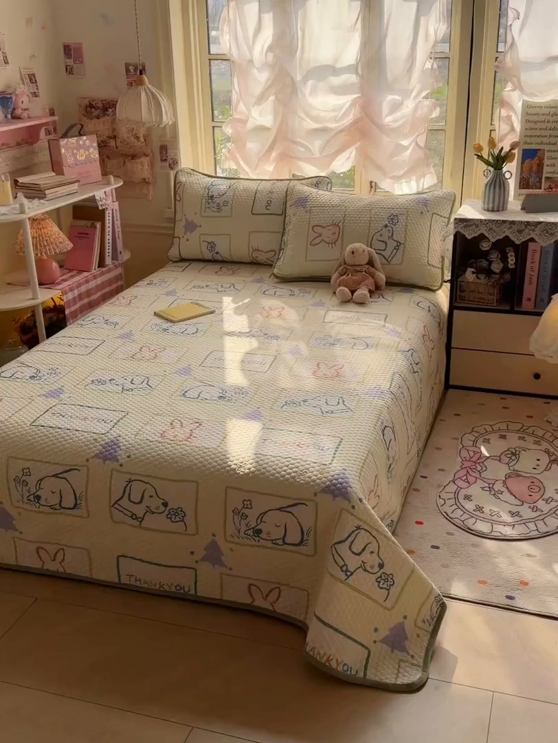 91家纺网 家纺一手货源 找家纺 宜家坊 2026新款金豆豆床盖A类针织棉印花大版卡通床盖三四件套 兔兔和狗