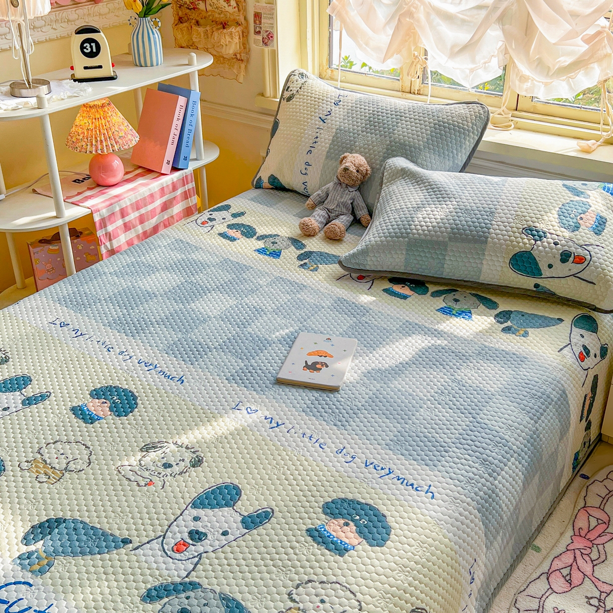 91家纺网 家纺一手货源 找家纺 宜家坊 2026新款金豆豆床盖A类针织棉印花大版卡通床盖三四件套 旺旺人生