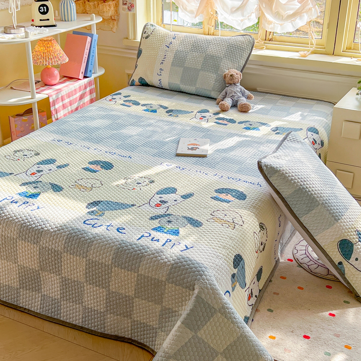 91家纺网 家纺一手货源 找家纺 宜家坊 2026新款金豆豆床盖A类针织棉印花大版卡通床盖三四件套 旺旺人生