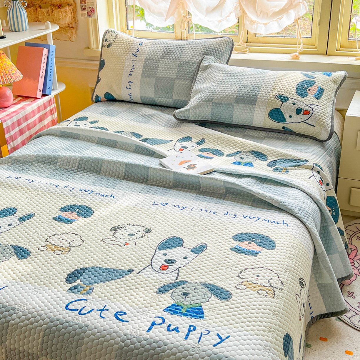 91家纺网 家纺一手货源 找家纺 宜家坊 2026新款金豆豆床盖A类针织棉印花大版卡通床盖三四件套 旺旺人生