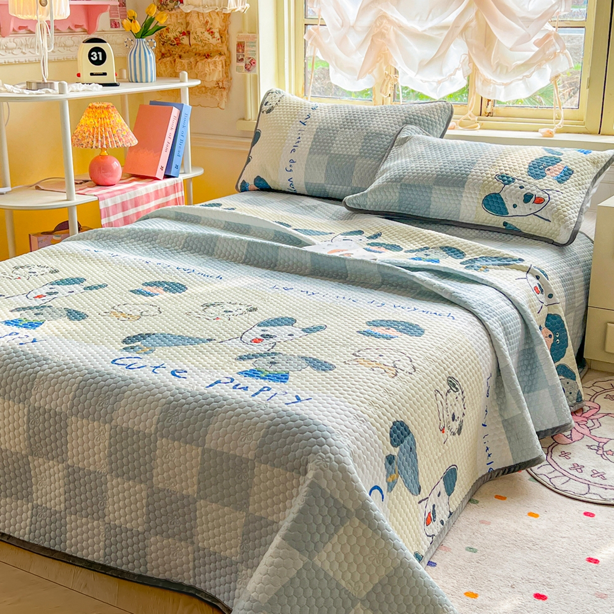 91家纺网 家纺一手货源 找家纺 宜家坊 2026新款金豆豆床盖A类针织棉印花大版卡通床盖三四件套 旺旺人生