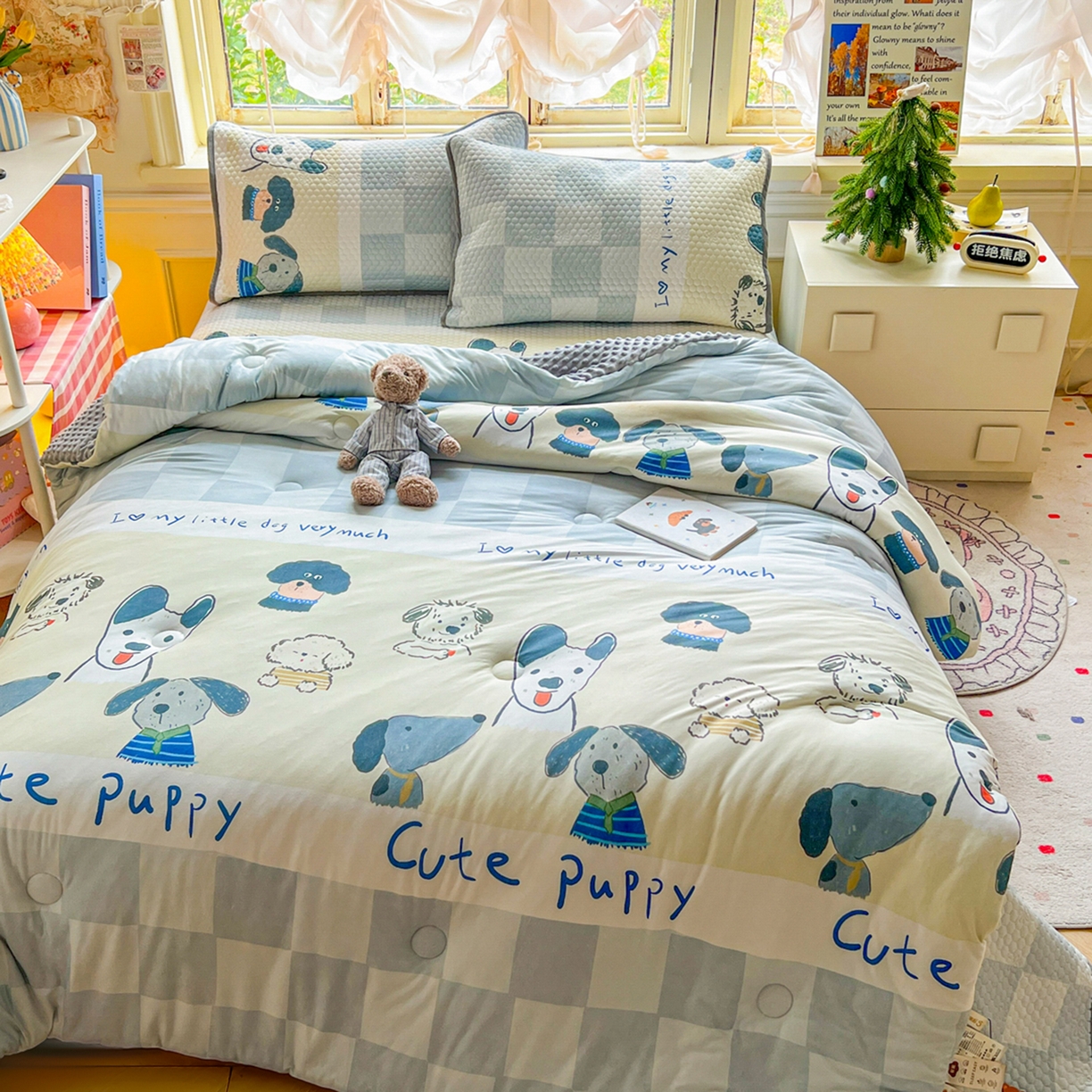 91家纺网 家纺一手货源 找家纺 宜家坊 2026新款金豆豆床盖A类针织棉印花大版卡通床盖三四件套 旺旺人生