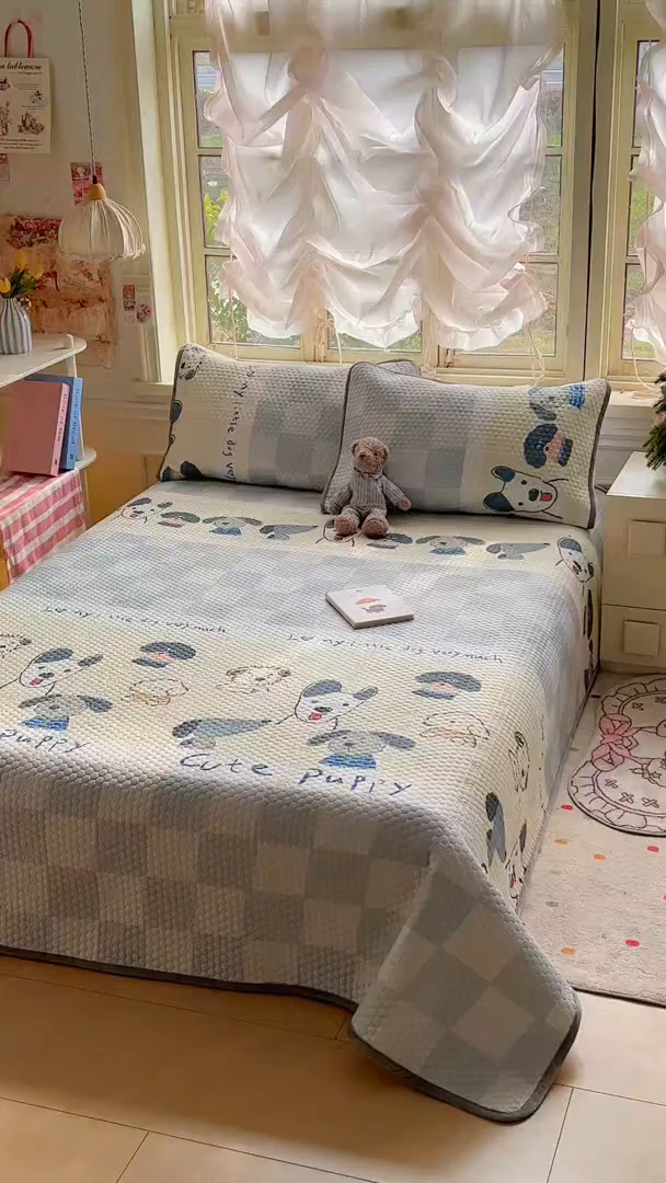 91家纺网 家纺一手货源 找家纺 宜家坊 2026新款金豆豆床盖A类针织棉印花大版卡通床盖三四件套 旺旺人生