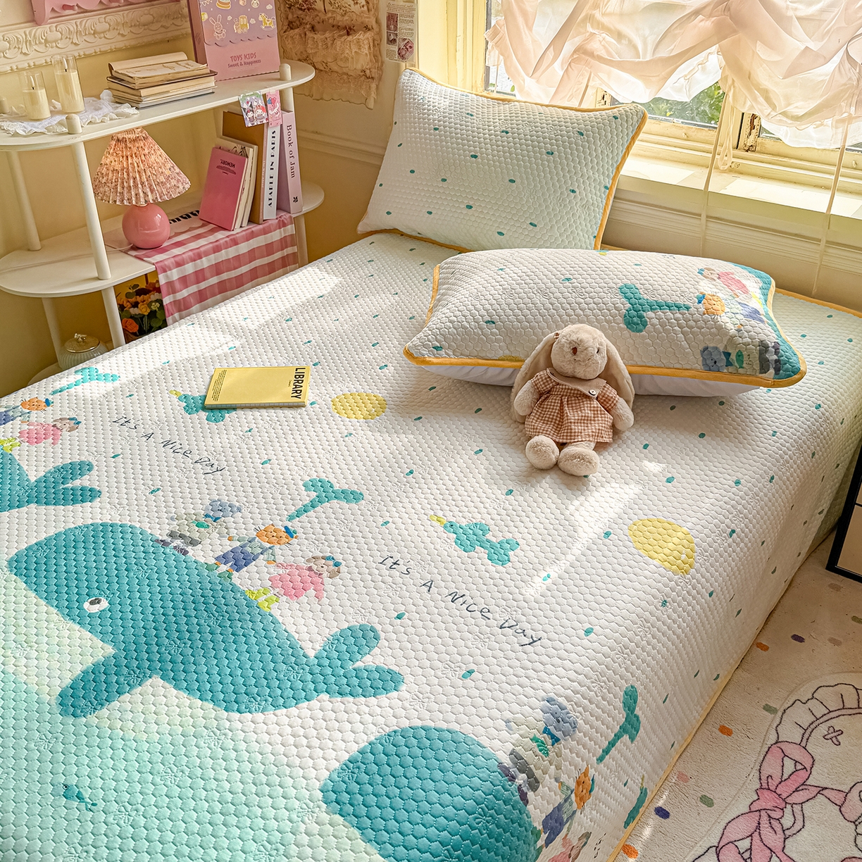 91家纺网 家纺一手货源 找家纺 宜家坊 2026新款金豆豆床盖A类针织棉印花大版卡通床盖三四件套 小虎鲸