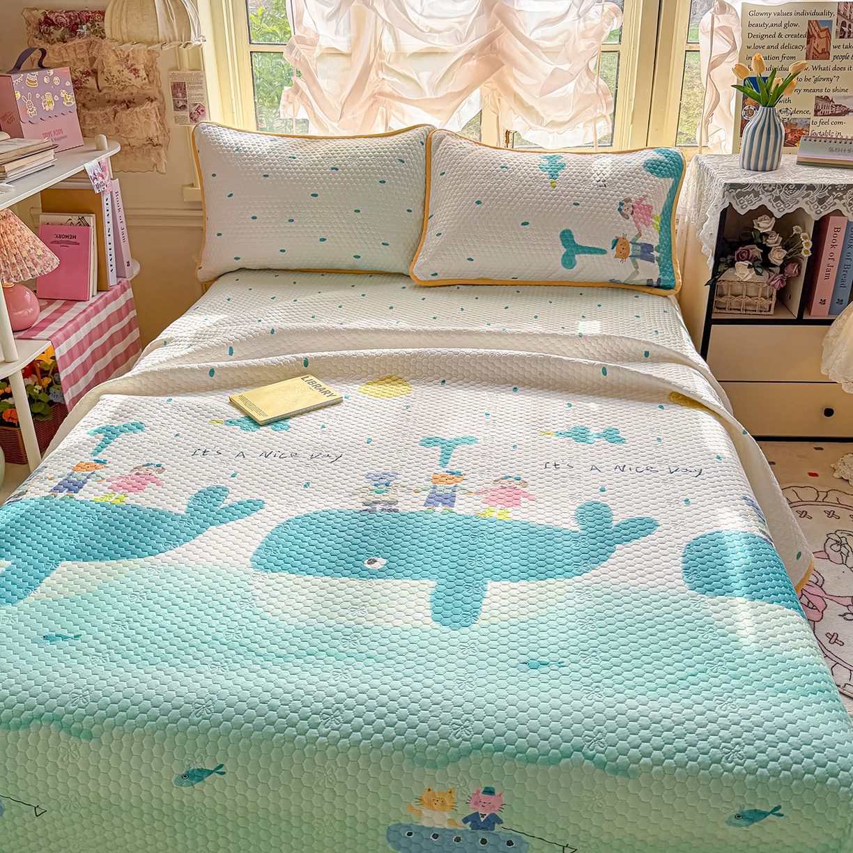 91家纺网 家纺一手货源 找家纺 宜家坊 2026新款金豆豆床盖A类针织棉印花大版卡通床盖三四件套 小虎鲸