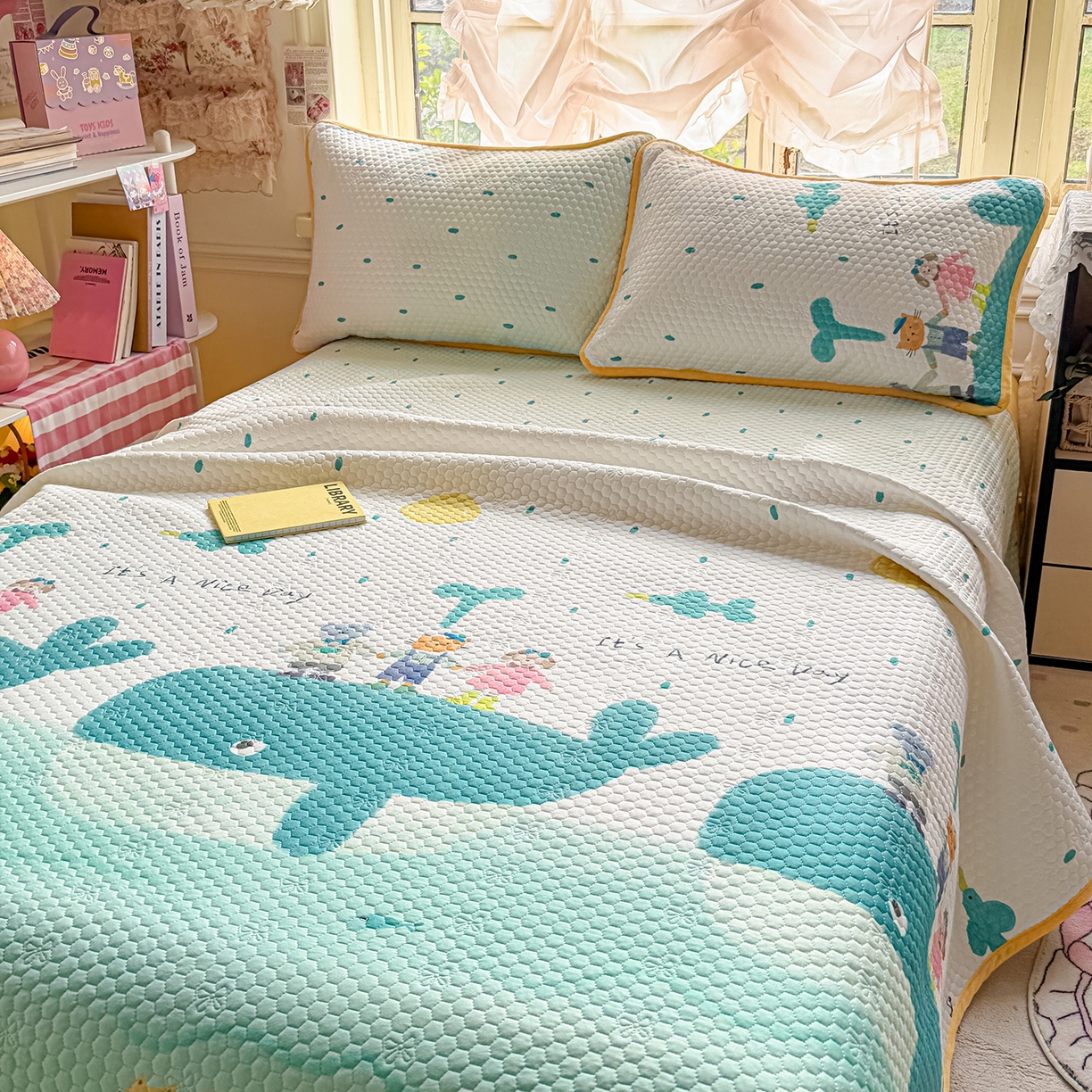 91家纺网 家纺一手货源 找家纺 宜家坊 2026新款金豆豆床盖A类针织棉印花大版卡通床盖三四件套 小虎鲸