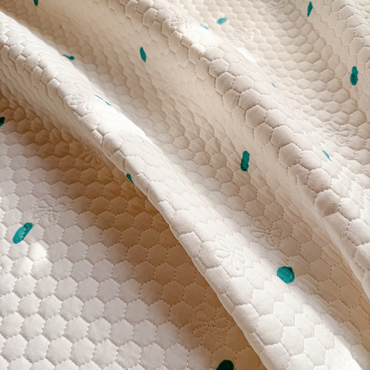 91家纺网 家纺一手货源 找家纺 宜家坊 2026新款金豆豆床盖A类针织棉印花大版卡通床盖三四件套 小虎鲸