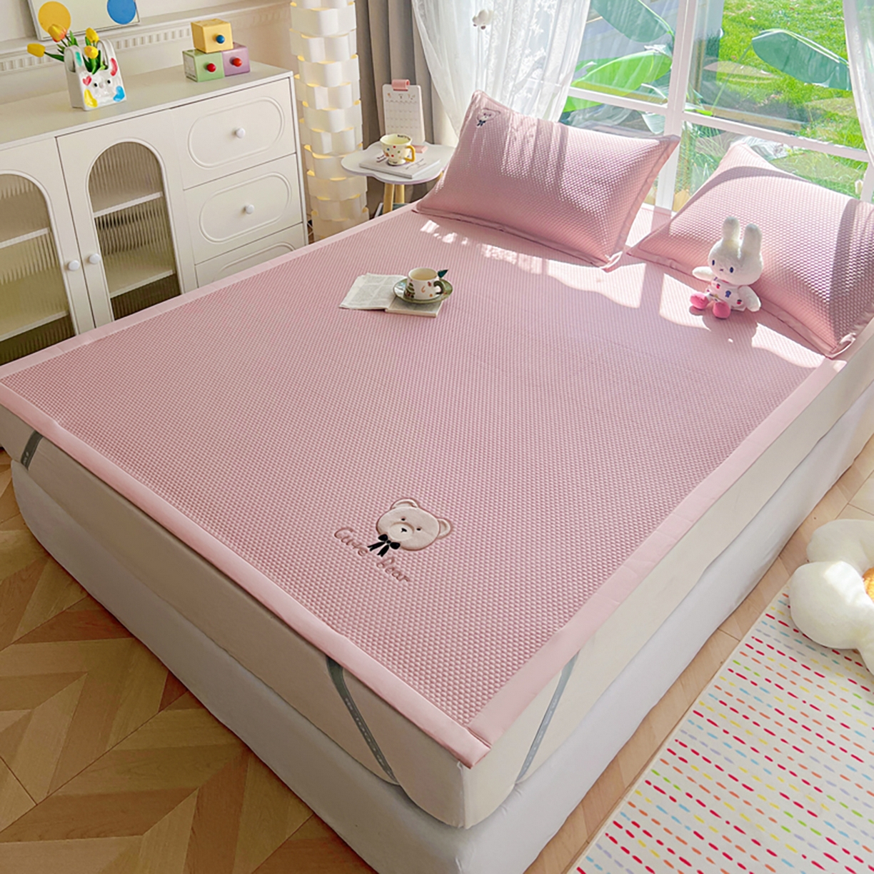 91家纺网 家纺一手货源 找家纺 卡初家居（原微来） 2026春夏新款A类乙纶冰豆豆凉感席绣花席凉席席子-憨憨熊系列 憨憨熊-芭蕾粉