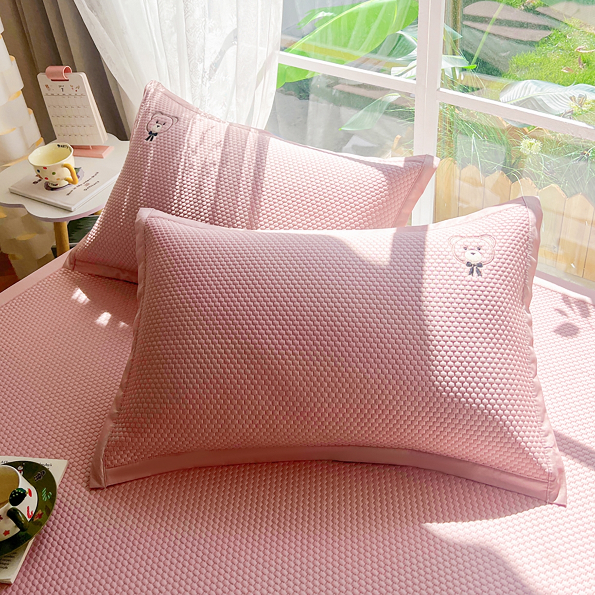 91家纺网 家纺一手货源 找家纺 卡初家居（原微来） 2026春夏新款A类乙纶冰豆豆凉感席绣花席凉席席子-憨憨熊系列 憨憨熊-芭蕾粉