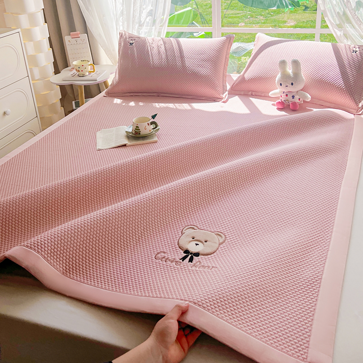 91家纺网 家纺一手货源 找家纺 卡初家居（原微来） 2026春夏新款A类乙纶冰豆豆凉感席绣花席凉席席子-憨憨熊系列 憨憨熊-芭蕾粉