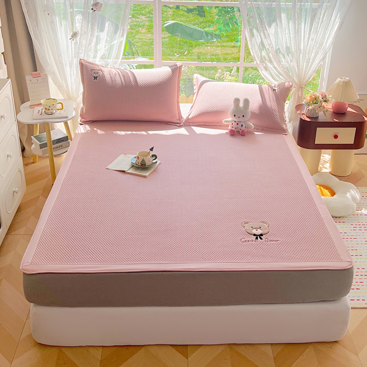 91家纺网 家纺一手货源 找家纺 卡初家居（原微来） 2026春夏新款A类乙纶冰豆豆凉感席绣花席凉席席子-憨憨熊系列 憨憨熊-芭蕾粉