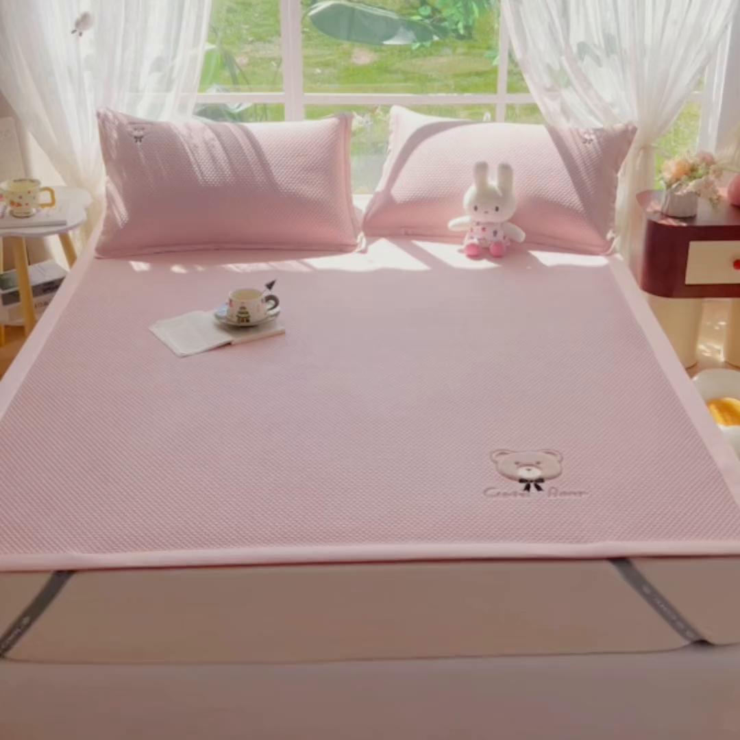 91家纺网 家纺一手货源 找家纺 卡初家居（原微来） 2026春夏新款A类乙纶冰豆豆凉感席绣花席凉席席子-憨憨熊系列 憨憨熊-芭蕾粉