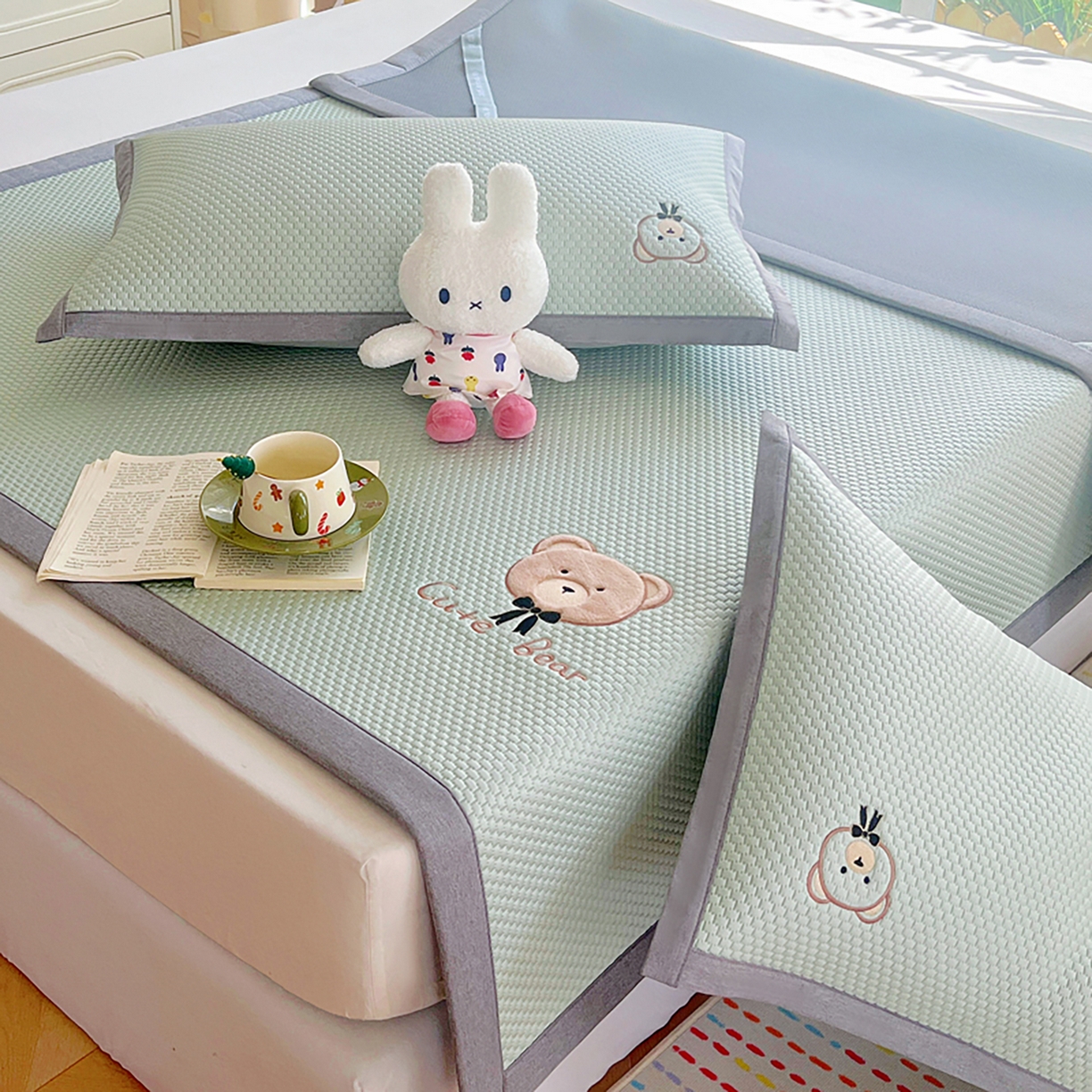 91家纺网 家纺一手货源 找家纺 卡初家居（原微来） 2026春夏新款A类乙纶冰豆豆凉感席绣花席凉席席子-憨憨熊系列 憨憨熊-果绿