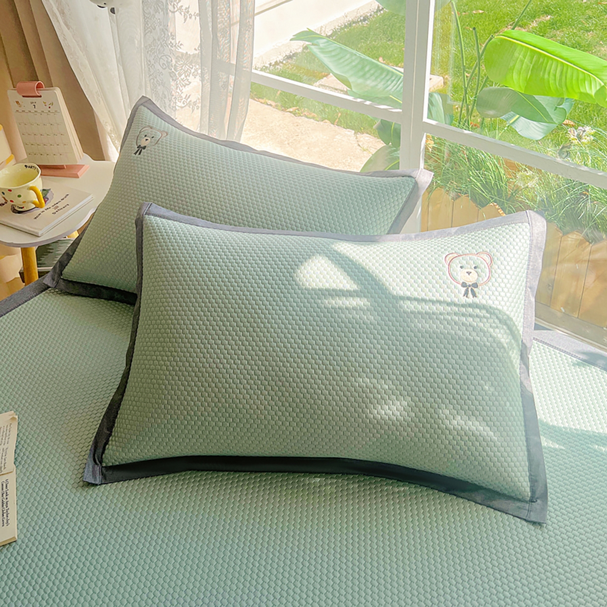 91家纺网 家纺一手货源 找家纺 卡初家居（原微来） 2026春夏新款A类乙纶冰豆豆凉感席绣花席凉席席子-憨憨熊系列 憨憨熊-果绿