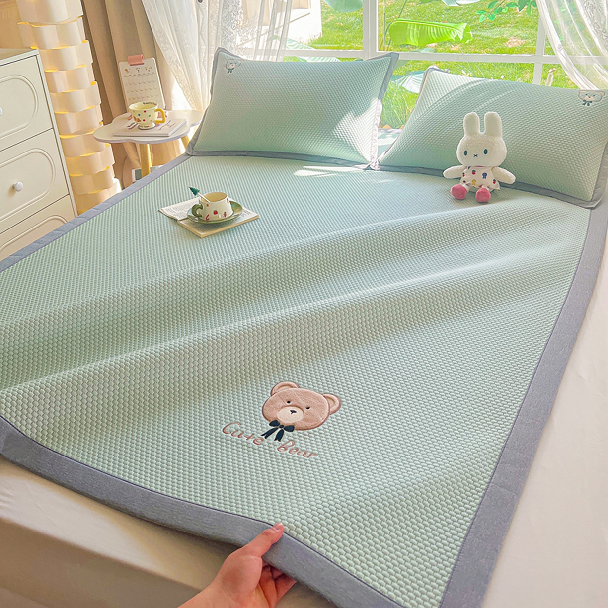 91家纺网 家纺一手货源 找家纺 卡初家居（原微来） 2026春夏新款A类乙纶冰豆豆凉感席绣花席凉席席子-憨憨熊系列 憨憨熊-果绿