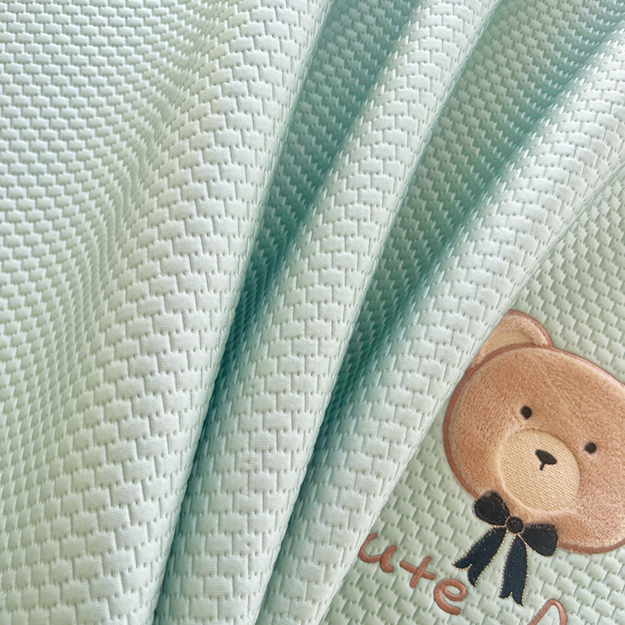 91家纺网 家纺一手货源 找家纺 卡初家居（原微来） 2026春夏新款A类乙纶冰豆豆凉感席绣花席凉席席子-憨憨熊系列 憨憨熊-果绿