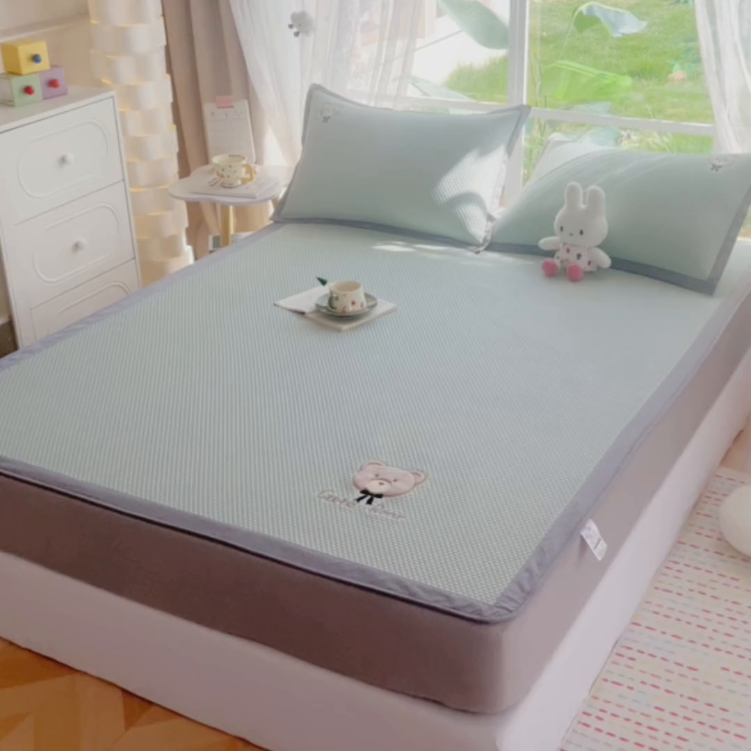 91家纺网 家纺一手货源 找家纺 卡初家居（原微来） 2026春夏新款A类乙纶冰豆豆凉感席绣花席凉席席子-憨憨熊系列 憨憨熊-果绿