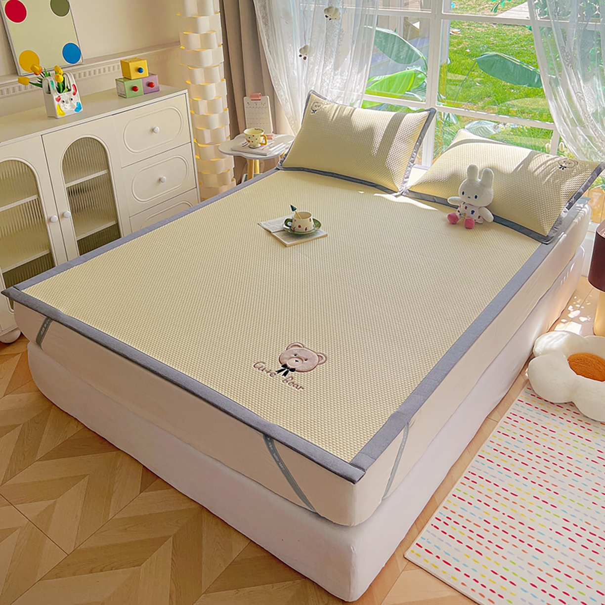 91家纺网 家纺一手货源 找家纺 卡初家居（原微来） 2026春夏新款A类乙纶冰豆豆凉感席绣花席凉席席子-憨憨熊系列 憨憨熊-米白