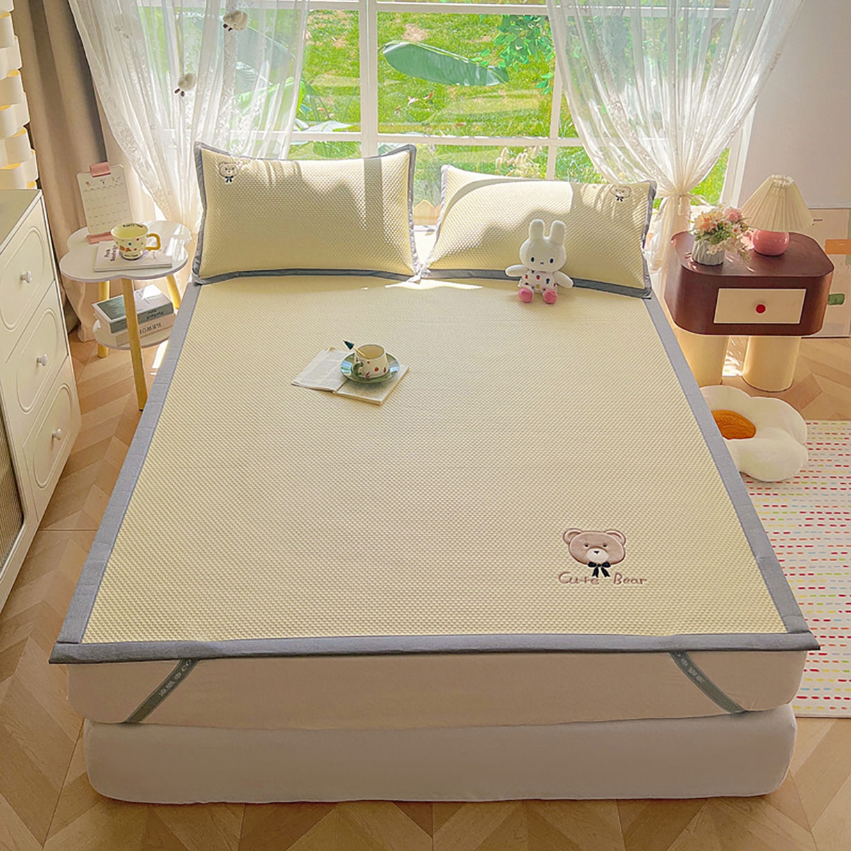 91家纺网 家纺一手货源 找家纺 卡初家居（原微来） 2026春夏新款A类乙纶冰豆豆凉感席绣花席凉席席子-憨憨熊系列 憨憨熊-米白