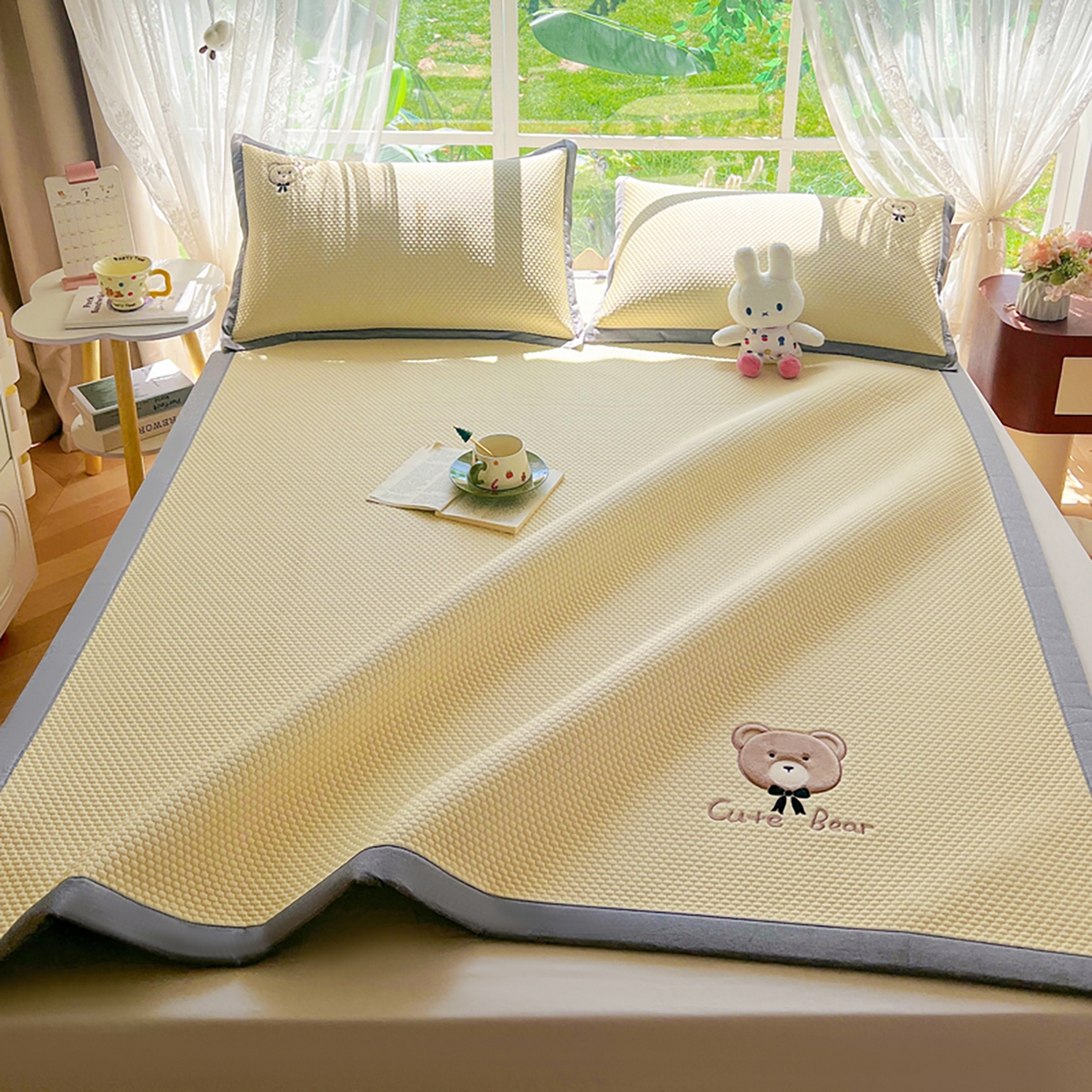 91家纺网 家纺一手货源 找家纺 卡初家居（原微来） 2026春夏新款A类乙纶冰豆豆凉感席绣花席凉席席子-憨憨熊系列 憨憨熊-米白