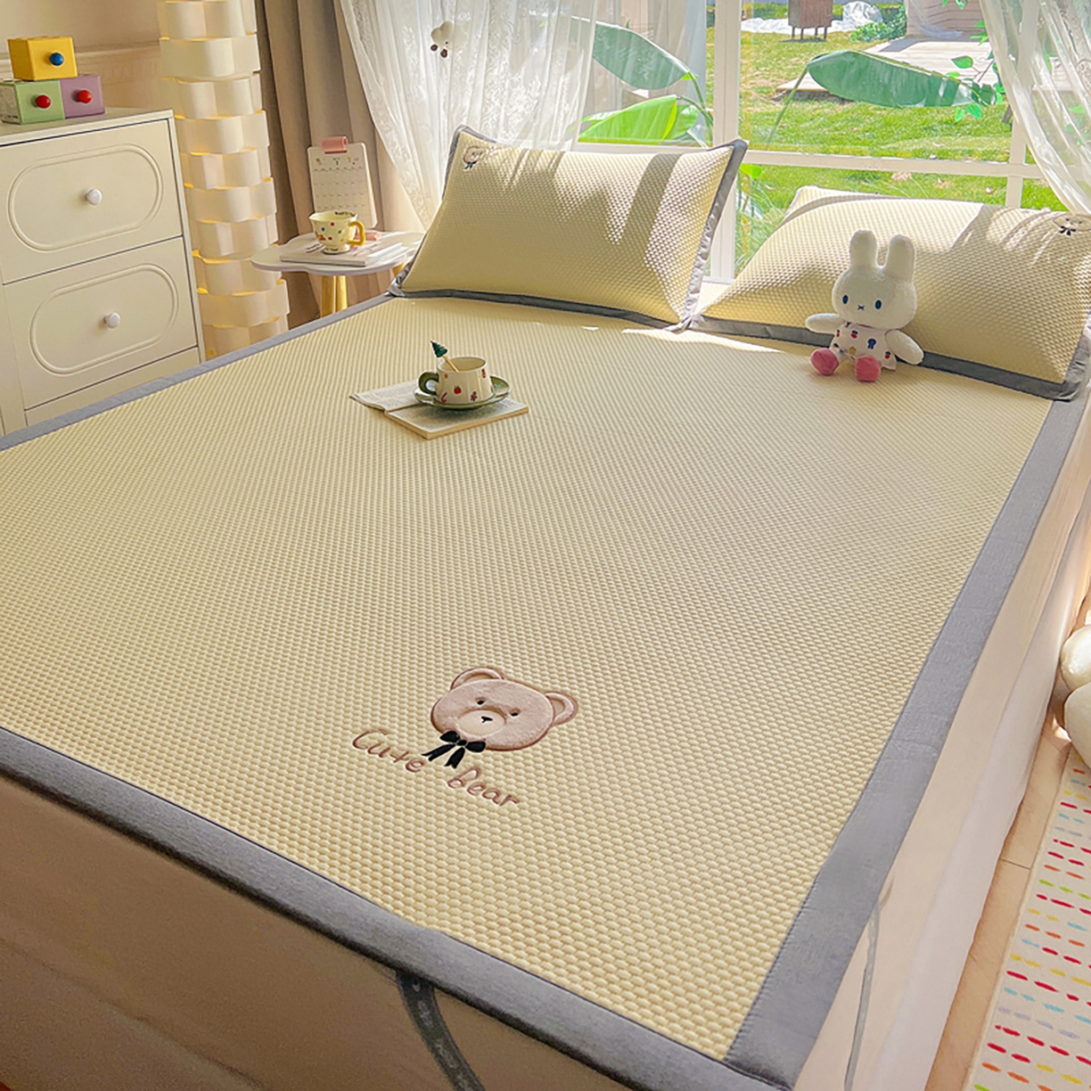 91家纺网 家纺一手货源 找家纺 卡初家居（原微来） 2026春夏新款A类乙纶冰豆豆凉感席绣花席凉席席子-憨憨熊系列 憨憨熊-米白