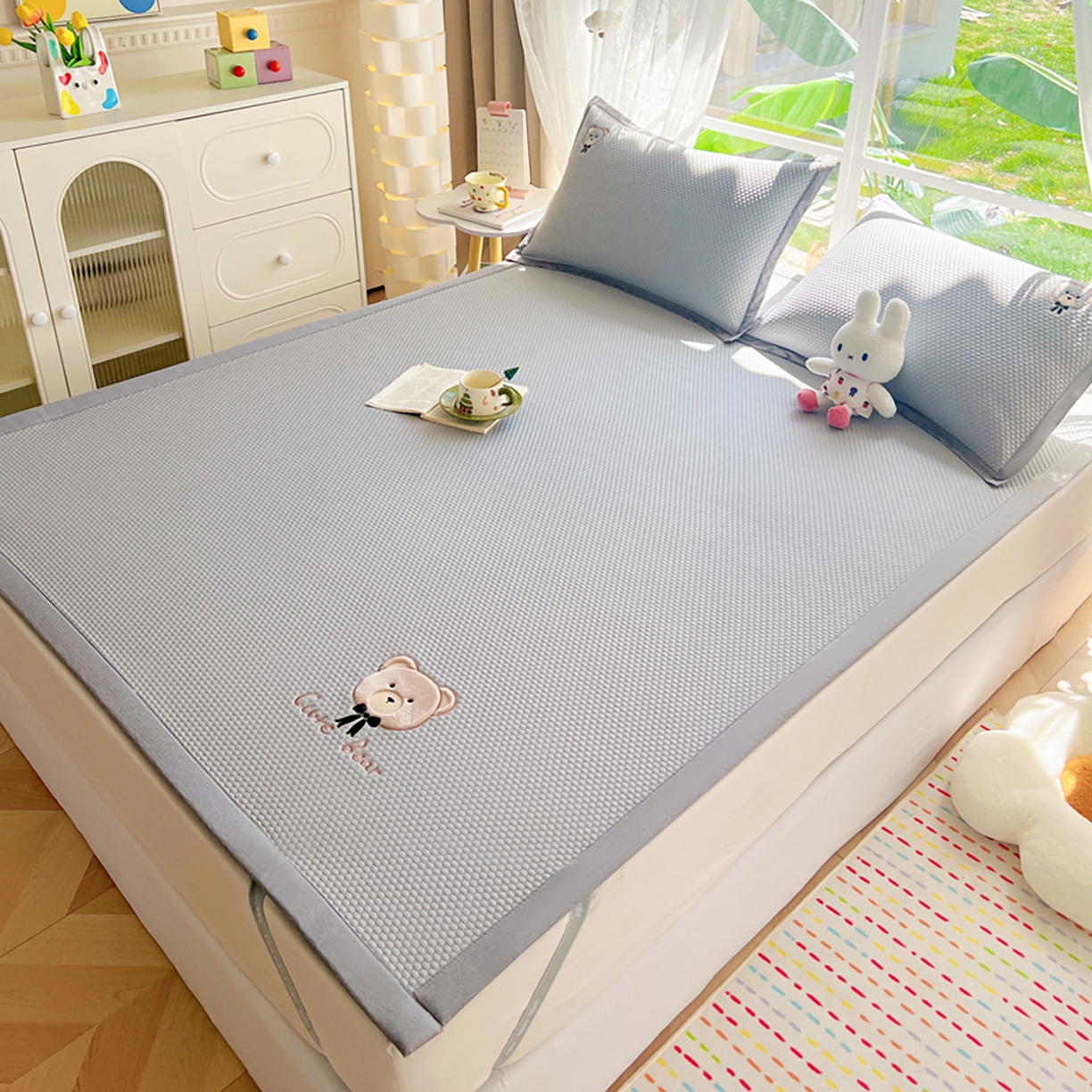 91家纺网 家纺一手货源 找家纺 卡初家居（原微来） 2026春夏新款A类乙纶冰豆豆凉感席绣花席凉席席子-憨憨熊系列 憨憨熊-摩登灰