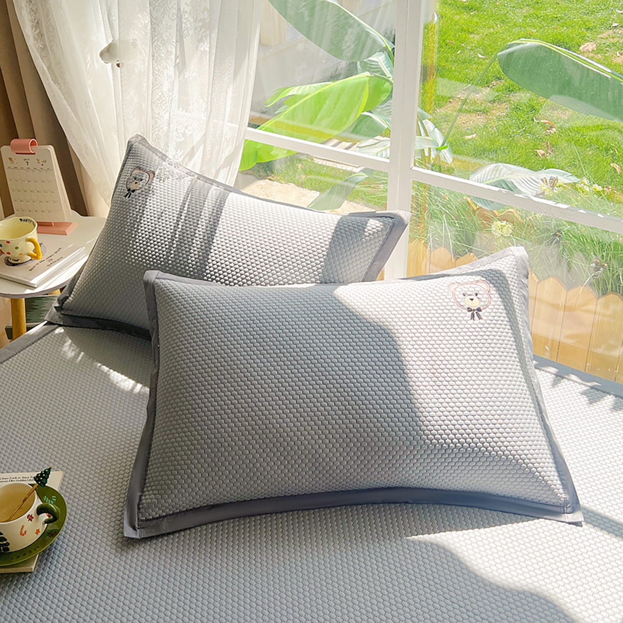 91家纺网 家纺一手货源 找家纺 卡初家居（原微来） 2026春夏新款A类乙纶冰豆豆凉感席绣花席凉席席子-憨憨熊系列 憨憨熊-摩登灰