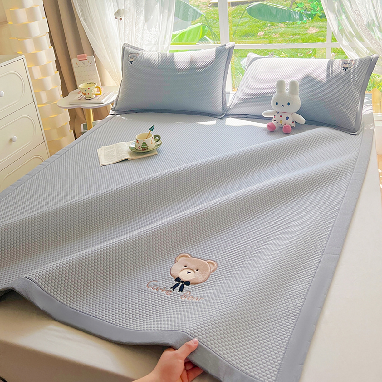 91家纺网 家纺一手货源 找家纺 卡初家居（原微来） 2026春夏新款A类乙纶冰豆豆凉感席绣花席凉席席子-憨憨熊系列 憨憨熊-摩登灰
