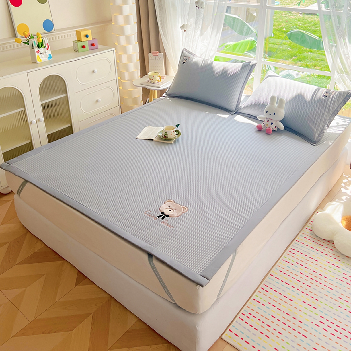 91家纺网 家纺一手货源 找家纺 卡初家居（原微来） 2026春夏新款A类乙纶冰豆豆凉感席绣花席凉席席子-憨憨熊系列 憨憨熊-摩登灰