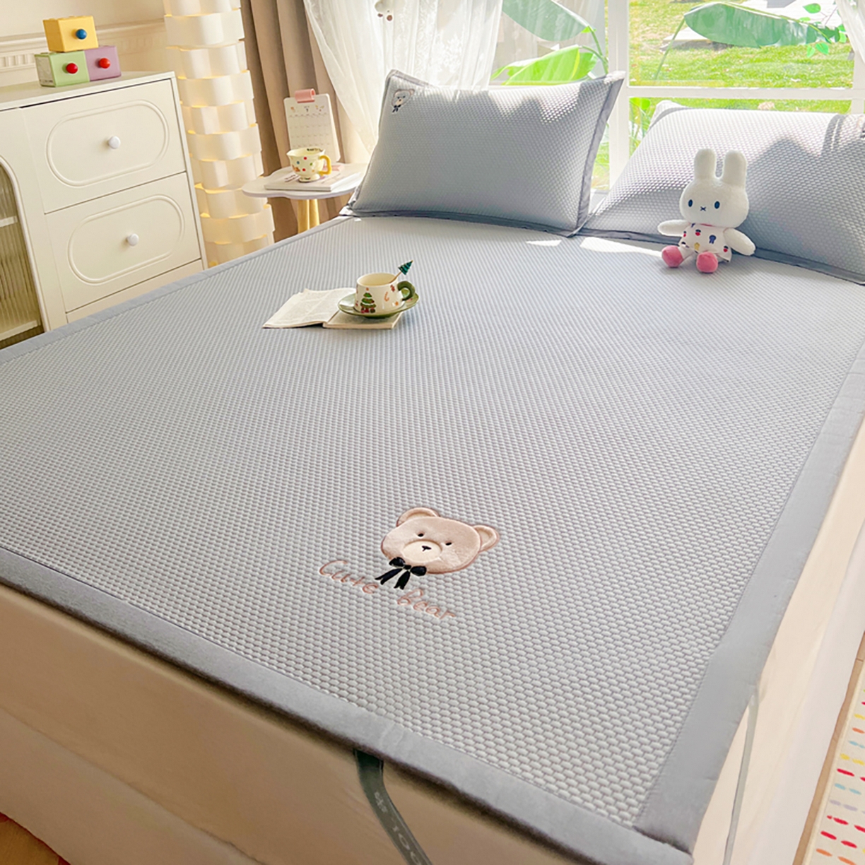 91家纺网 家纺一手货源 找家纺 卡初家居（原微来） 2026春夏新款A类乙纶冰豆豆凉感席绣花席凉席席子-憨憨熊系列 憨憨熊-摩登灰