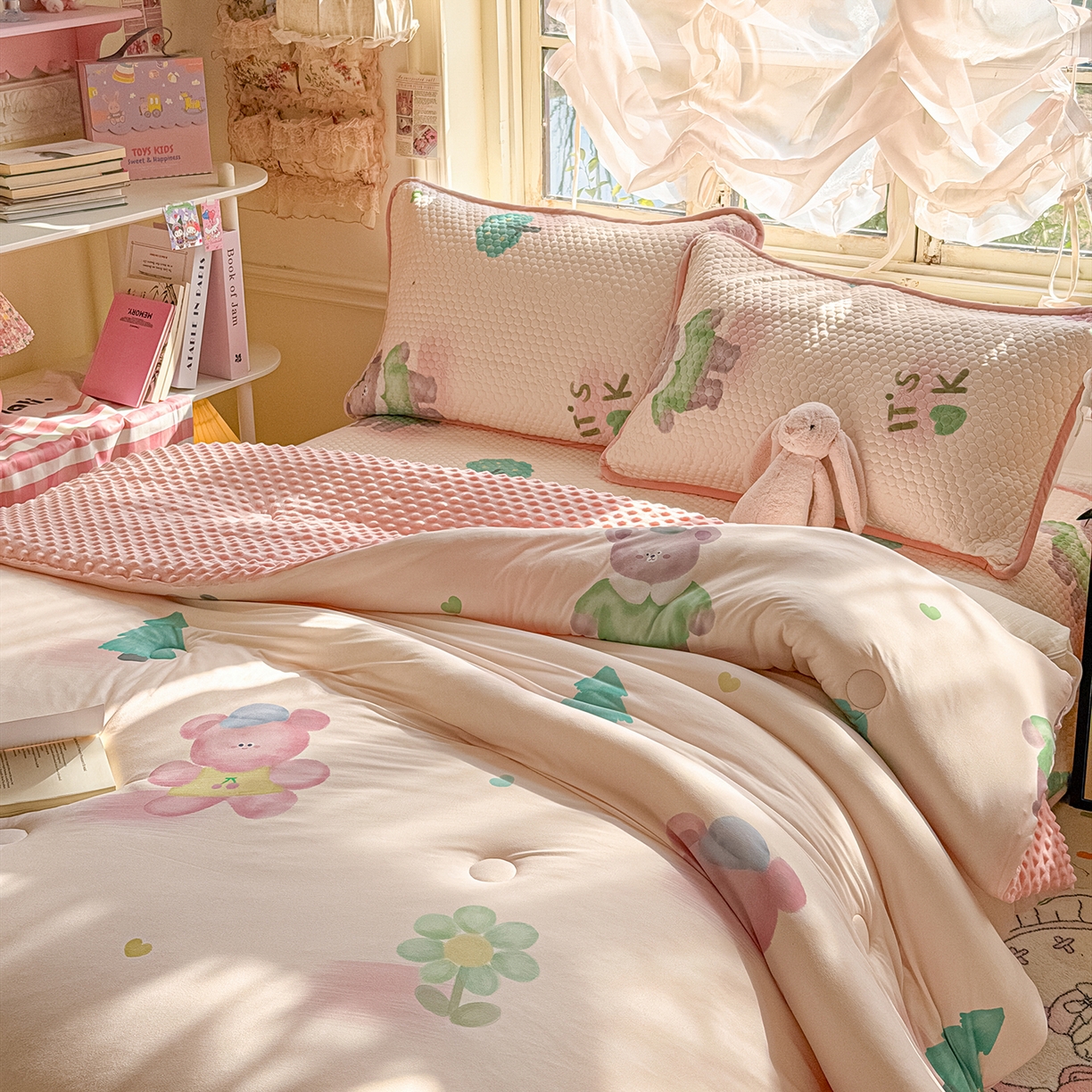 91家纺网 家纺一手货源 找家纺 宜家坊 2026直播热款A类针织棉豆豆被夏被春秋被空调被儿童学生大版卡通被子被芯 粉熊和小鳄