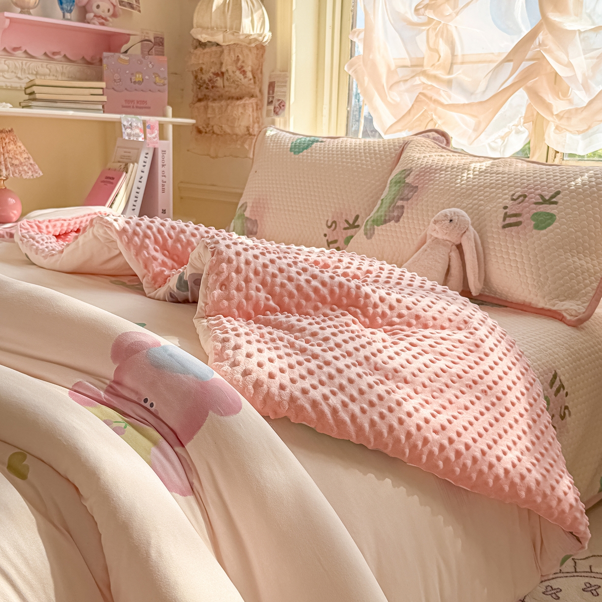 91家纺网 家纺一手货源 找家纺 宜家坊 2026直播热款A类针织棉豆豆被夏被春秋被空调被儿童学生大版卡通被子被芯 粉熊和小鳄