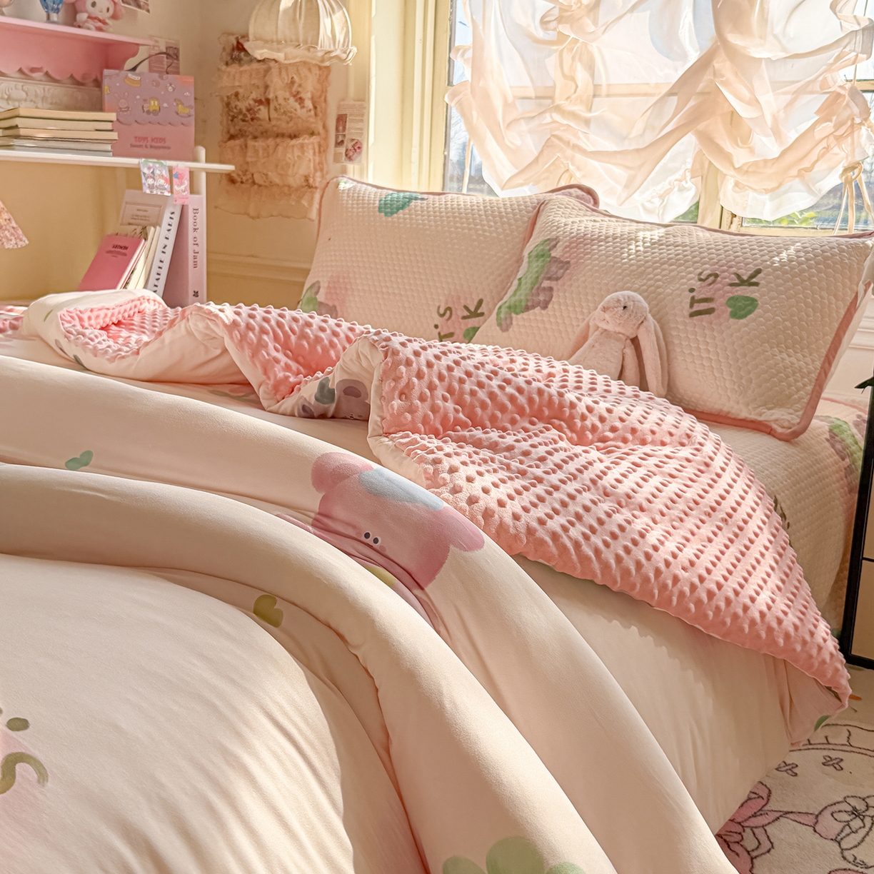 91家纺网 家纺一手货源 找家纺 宜家坊 2026直播热款A类针织棉豆豆被夏被春秋被空调被儿童学生大版卡通被子被芯 粉熊和小鳄