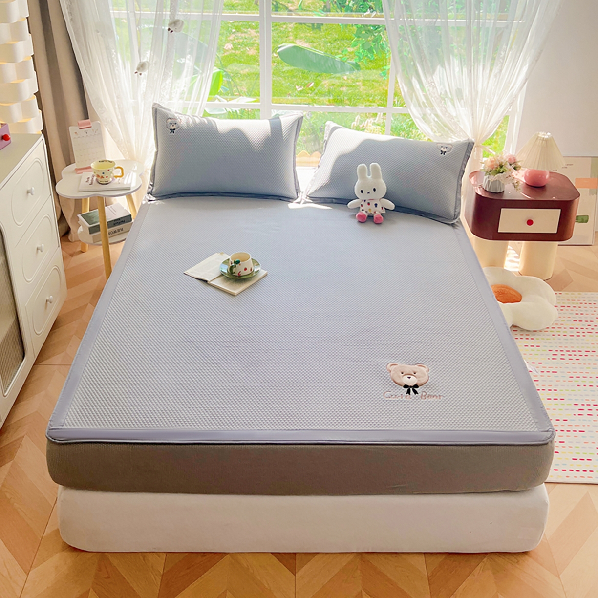 91家纺网 家纺一手货源 找家纺 卡初家居（原微来） 2026春夏新款A类乙纶冰豆豆凉感席绣花席凉席席子-憨憨熊系列 憨憨熊-摩登灰