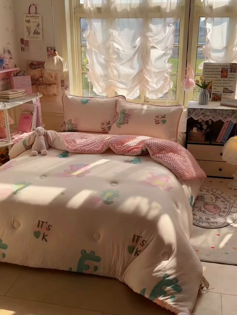 91家纺网 家纺一手货源 找家纺 宜家坊 2026直播热款A类针织棉豆豆被夏被春秋被空调被儿童学生大版卡通被子被芯 粉熊和小鳄