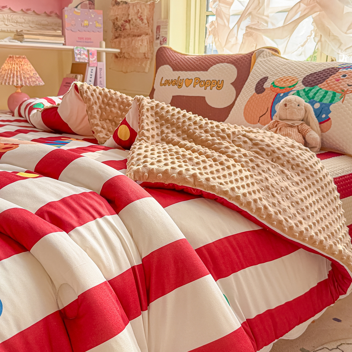 91家纺网 家纺一手货源 找家纺 宜家坊 2026直播热款A类针织棉豆豆被夏被春秋被空调被儿童学生大版卡通被子被芯 鸿运当头