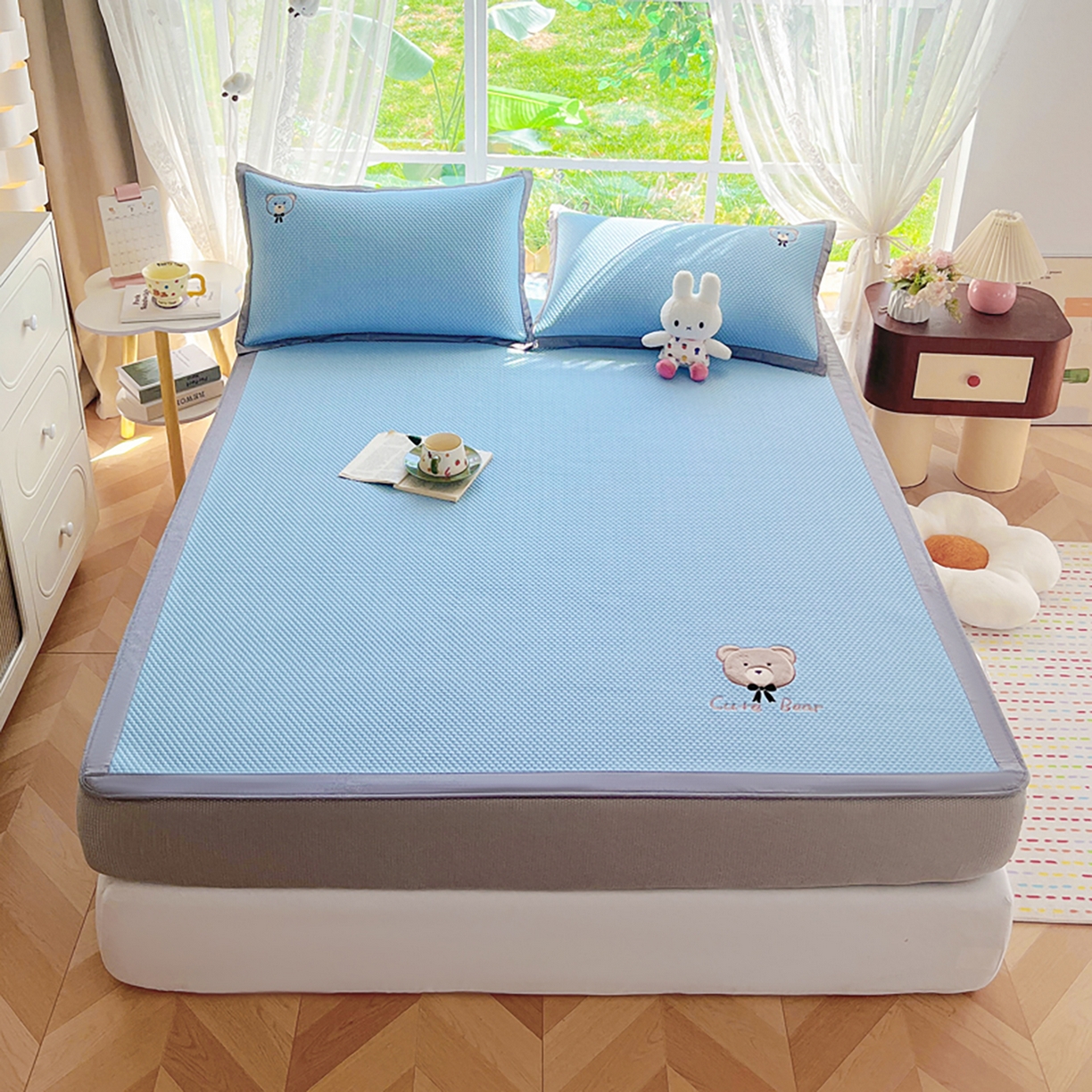 91家纺网 家纺一手货源 找家纺 卡初家居（原微来） 2026春夏新款A类乙纶冰豆豆凉感席绣花席凉席席子-憨憨熊系列 憨憨熊-天空蓝