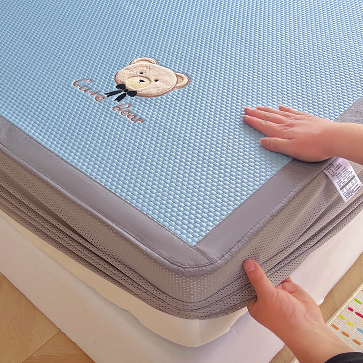 91家纺网 家纺一手货源 找家纺 卡初家居（原微来） 2026春夏新款A类乙纶冰豆豆凉感席绣花席凉席席子-憨憨熊系列 憨憨熊-天空蓝
