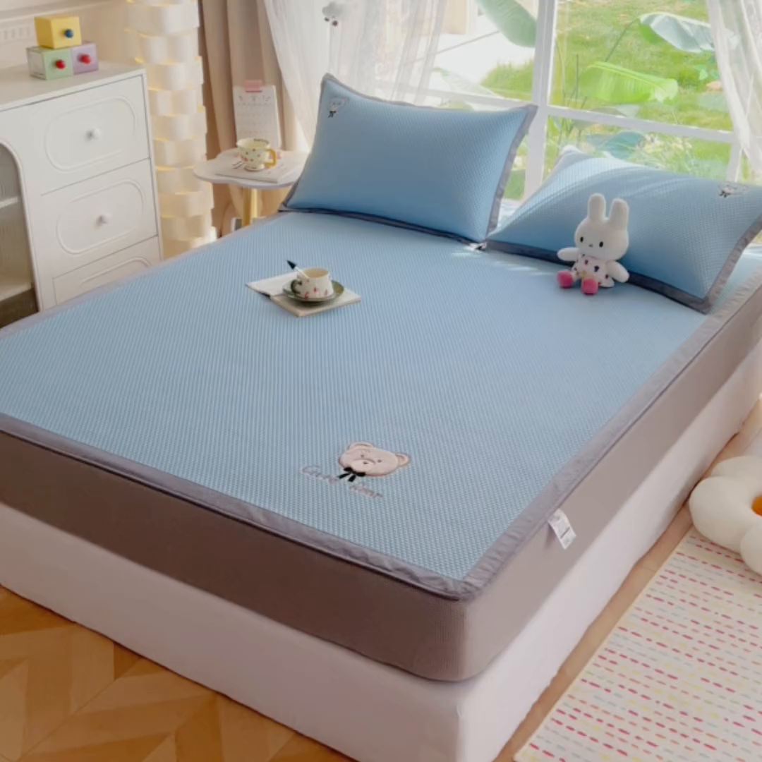 91家纺网 家纺一手货源 找家纺 卡初家居（原微来） 2026春夏新款A类乙纶冰豆豆凉感席绣花席凉席席子-憨憨熊系列 憨憨熊-天空蓝