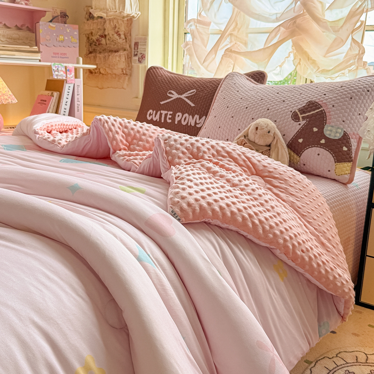 91家纺网 家纺一手货源 找家纺 宜家坊 2026直播热款A类针织棉豆豆被夏被春秋被空调被儿童学生大版卡通被子被芯 马内多多粉