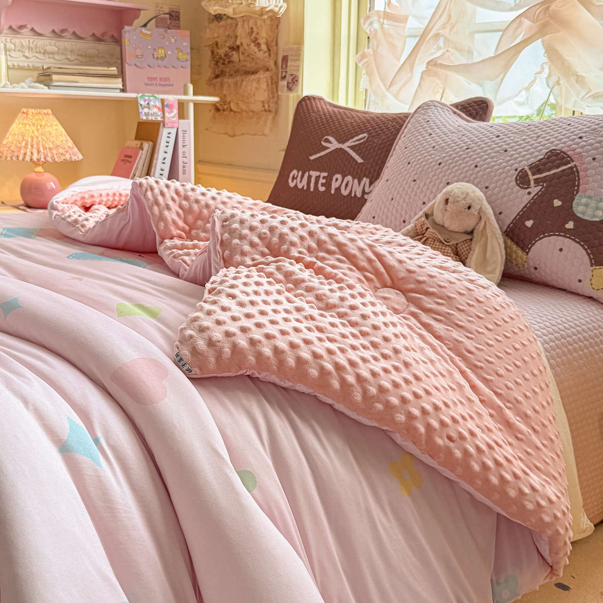 91家纺网 家纺一手货源 找家纺 宜家坊 2026直播热款A类针织棉豆豆被夏被春秋被空调被儿童学生大版卡通被子被芯 马内多多粉