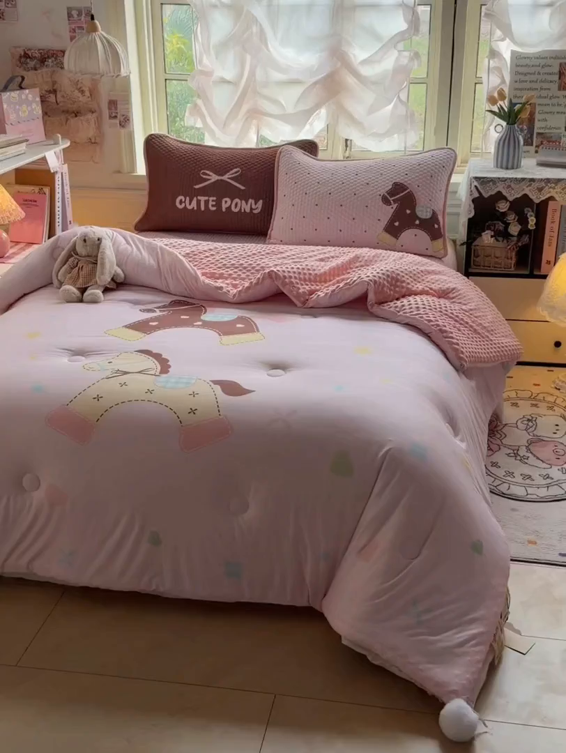 91家纺网 家纺一手货源 找家纺 宜家坊 2026直播热款A类针织棉豆豆被夏被春秋被空调被儿童学生大版卡通被子被芯 马内多多粉