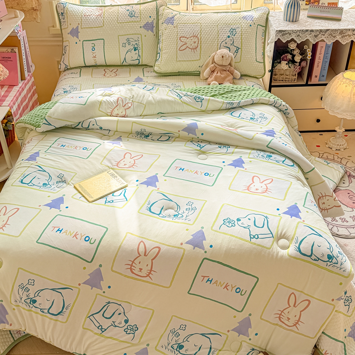 91家纺网 家纺一手货源 找家纺 宜家坊 2026直播热款A类针织棉豆豆被夏被春秋被空调被儿童学生大版卡通被子被芯 兔兔与狗