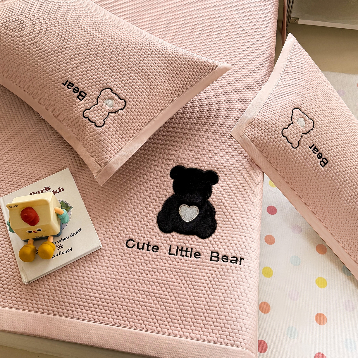 91家纺网 家纺一手货源 找家纺 （总）卡初家居（原微来） 2026春夏新款A类乙纶冰豆豆凉感席绣花席凉席席子-炫酷熊系列